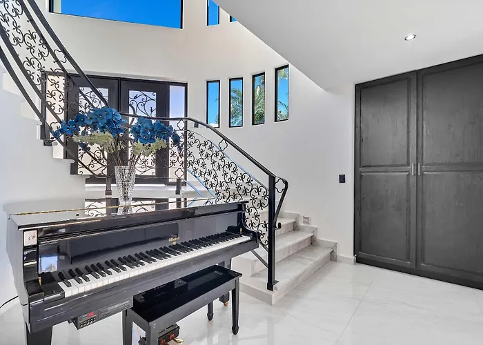Marbella Lane Coastal Elegance With Pool Villa *